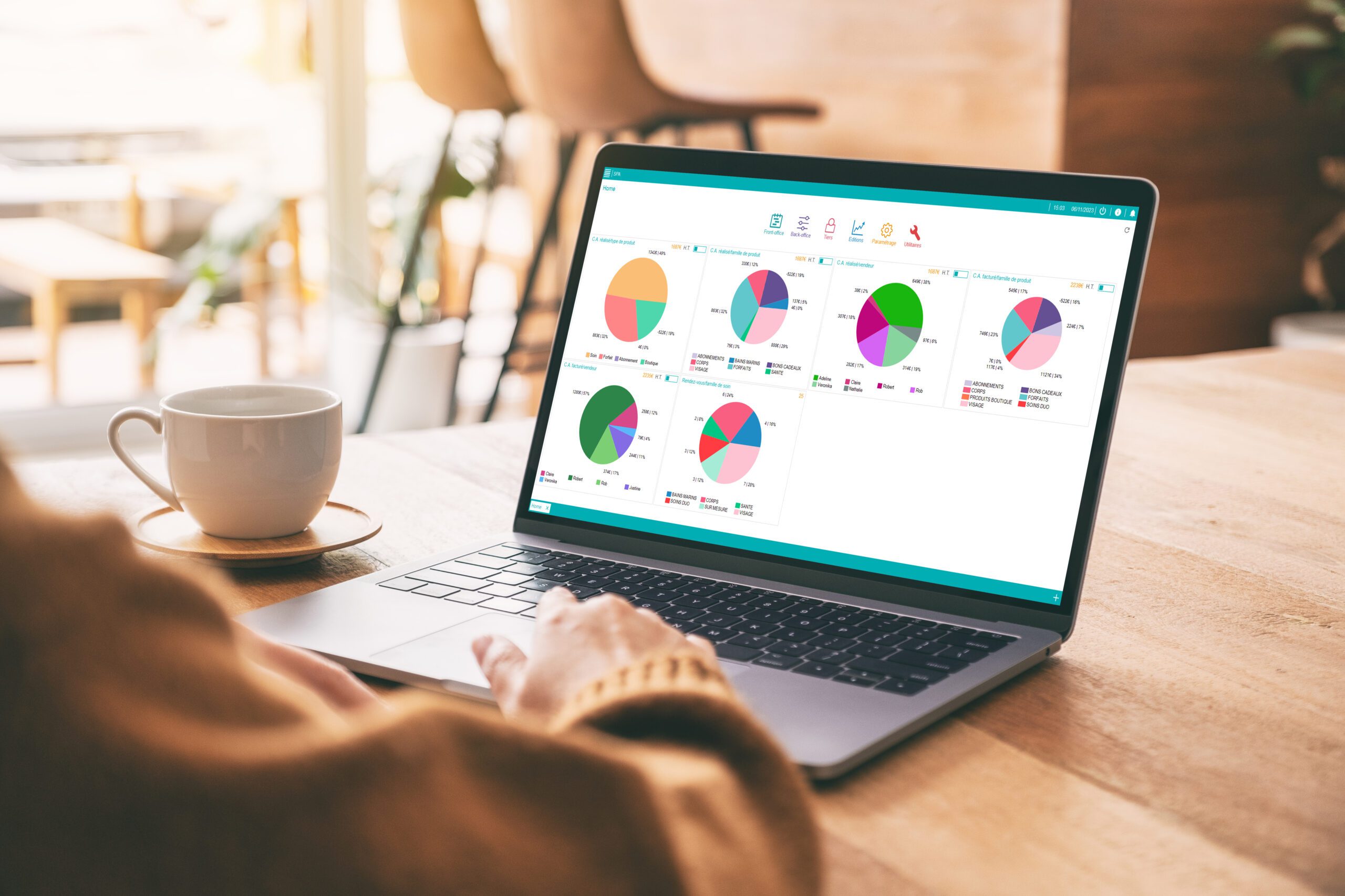 Un professionnel consulte sur un ordinateur portable un tableau de bord avec graphiques et indicateurs de performance, illustrant la visualisation du stock et l’optimisation du chiffre d’affaires grâce à un outil de gestion des réservations.
