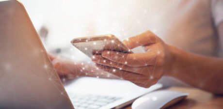 Une personne effectue un paiement en ligne avec une carte bancaire sur un ordinateur portable, illustrant la sécurisation des transactions et l’authentification forte dans le secteur des campings et résidences multi-établissements.