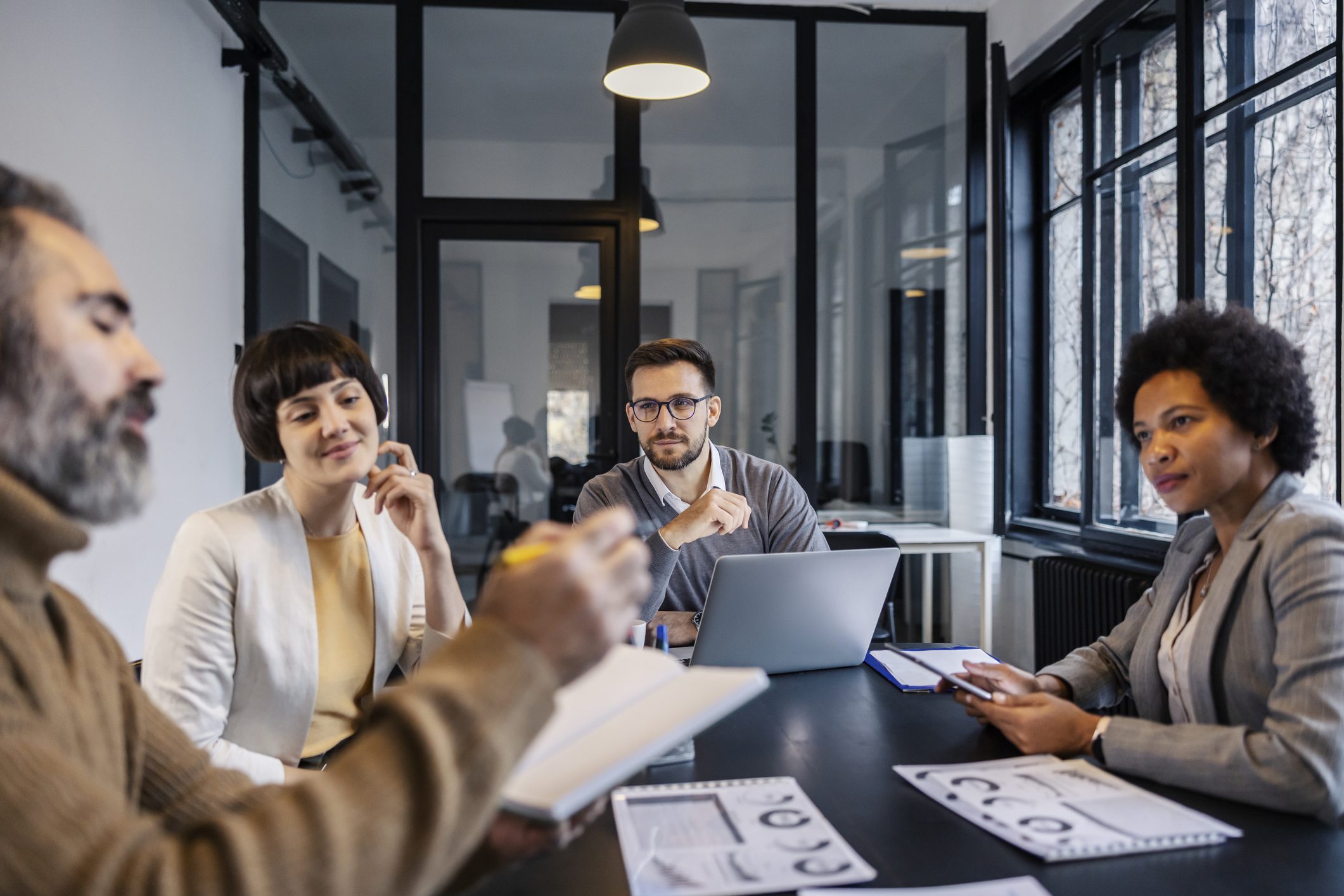 Équipe multi-sites analysant un planning de réservation et la visualisation du stock pour piloter la performance d’un groupe de campings.